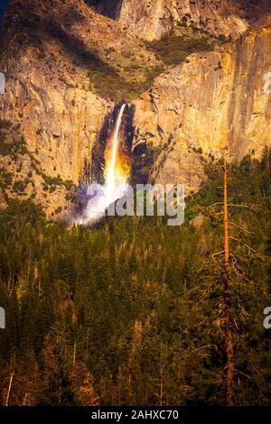 Arcobaleno Alle Cascate Bridalveil Nel Parco Nazionale Di Yosemite Foto Stock