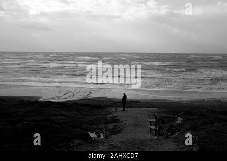 Gli appassionati di windsurf a Brook beach Compton Bay in inverno nel West Wight sull'Isola di Wight Foto Stock