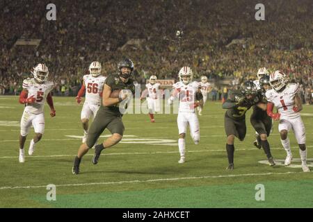 Pasadena, California, Stati Uniti d'America. 1a gen, 2020. 10 Justin Herbert segnando il touchdown vincente durante il Wisconsin Badgers vs. Oregon Ducks Rose Bowl gioco su Gennaio 1, 2020. Credito: Dalton Hamm/ZUMA filo/Alamy Live News Foto Stock