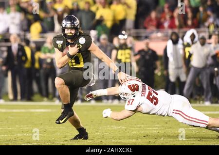 Pasadena, California, Stati Uniti d'America. 1a gen, 2020. 10 Justin Herbert armamento rigido #57Jack Sanborn durante il Wisconsin Badgers vs. Oregon Ducks Rose Bowl gioco su Gennaio 1, 2020. Credito: Dalton Hamm/ZUMA filo/Alamy Live News Foto Stock