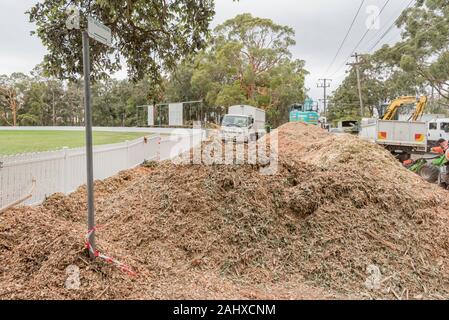 Un locale simbolo di parcheggio in parte sepolti sotto di trucioli di legno vicino la pacciamatura Bert Oldfield ovale in Killara, Sydney durante la pulizia Dal Nov 26 2019 tempesta. Foto Stock