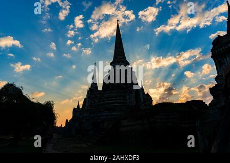 Antico chedi, stupa silhouette contro la pittoresca sunrise sky con raggi di sole. Wat Phra Si Sanphet tempio, Sito Patrimonio Mondiale dell'UNESCO in Ayutthaya il suo Foto Stock