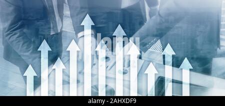 Freccia su Grafico su Sfondo grattacielo. Invesment e finanziari il concetto di crescita Foto Stock