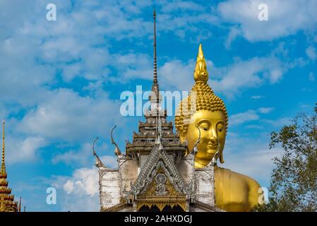 Giant golden seduto statua del Buddha e il tempio buddista. Wat Muang, Thailandia Foto Stock
