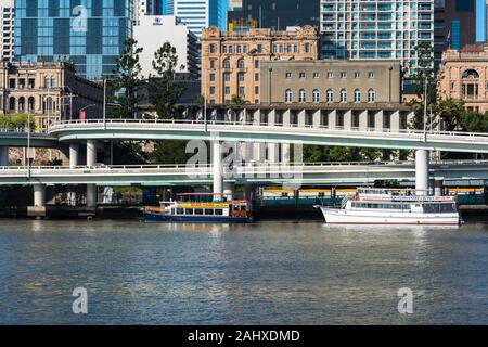 Brisbane, Australia - 20 Febbraio 2016: Pacific autostrada e superstrada sul Fiume Brisbane con vista sul fiume e la nave di crociera Foto Stock