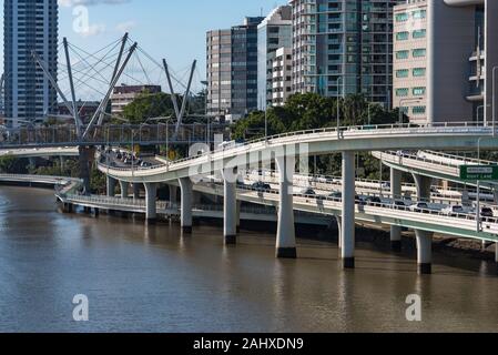 Brisbane, Australia - 20 Febbraio 2016: Pacific autostrada e superstrada sul Fiume Brisbane con vista fiume Foto Stock