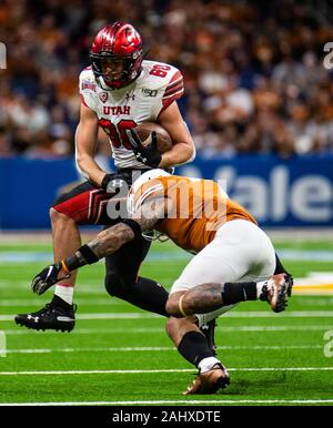 San Antonio, TX U.S. 31 Dic, 2019. A. Utah Utes manualmente l'estremità Brant Kuithe (80) tenta di sfuggire un affrontare durante il NCAA Valero Alamo Bowl partita di calcio tra Texas Longhorns e lo Utah Utes 10-38 perso al Alamodome a San Antonio, TX. Thurman James/CSM/Alamy Live News Foto Stock