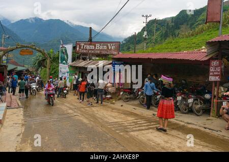 Cat Cat, Vietnam - Agosto 20, 2017: Ticket Booth e turisti all'ingresso Cat Cat villaggio etnico Foto Stock