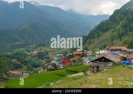 Cat Cat, Vietnam - Agosto 20, 2017: vista del paesaggio di Cat Cat villaggio etnico in Muong Hoa mountain valley Foto Stock