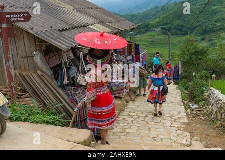 Cat Cat, Vietnam - Agosto 20, 2017: Cat Cat etnica strada del villaggio con case tradizionali e turisti Foto Stock