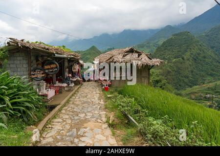 Cat Cat, Vietnam - Agosto 20, 2017: Cat Cat etnica strada del villaggio con case tradizionali e turisti Foto Stock