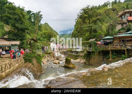 Cat Cat, Vietnam - Agosto 20, 2017: Cat Cat villaggio etnico paesaggio con cascata e i turisti a visitare la zona Foto Stock