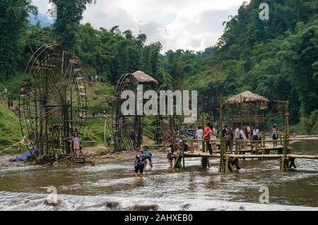 Cat Cat, Vietnam - Agosto 20, 2017: enormi ruote di acqua e turistica prendendo immagini in Cat Cat villaggio etnico Foto Stock