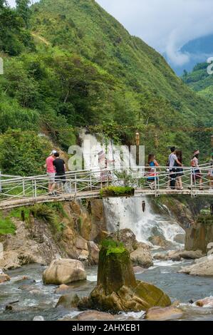 Cat Cat, Vietnam - Agosto 20, 2017: turisti sul ponte con bella cascata sullo sfondo Foto Stock