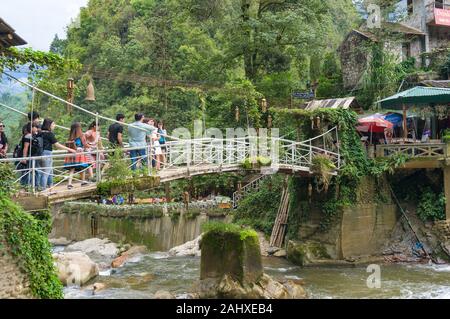 Cat Cat, Vietnam - Agosto 20, 2017: Cat Cat villaggio etnico paesaggio con i turisti a visitare la zona Foto Stock