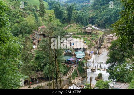 Cat Cat, Vietnam - Agosto 20, 2017: vista dall'alto su Cat Cat villaggio etnico con tradizionale Vietnam case e mulini ad acqua Foto Stock