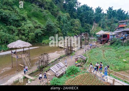 Cat Cat, Vietnam - Agosto 20, 2017: mulini ad acqua e creek in Cat Cat villaggio turistico Foto Stock