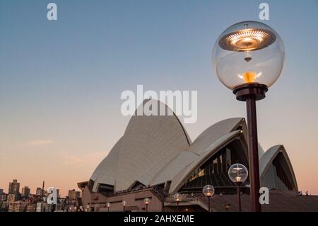 Sydney, Australia - 30 Novembre 2008: Sydney Opera House Edificio con via la luce sul primo piano Foto Stock