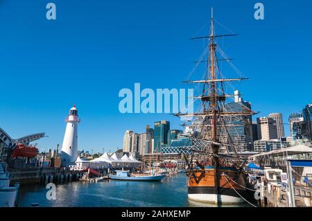 Sydney, Australia - 30 Novembre 2008: HM corteccia adopera replica della nave nel Porto Darling, Sydney, Australia Foto Stock