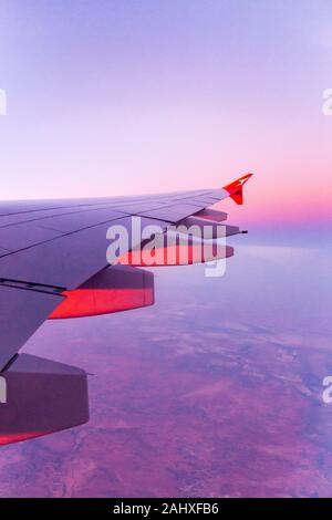 Vista la dritta ala di un Qantas Airbus A380 aereo di linea in avvicinamento dall'Aeroporto di Sydney all'alba, e l'Australia Foto Stock