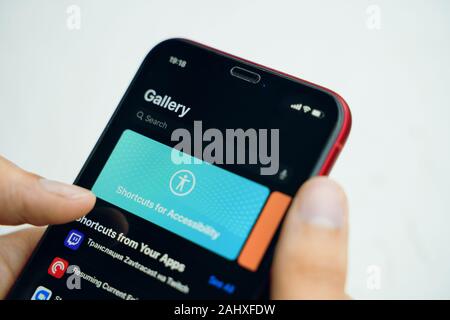 Bishkek, Kirghizistan - 6 Giugno 2019: i nuovi tasti di scelta rapida applicazione in ios 13. Uomo che utilizza un nuovo app su iphone X. Foto Stock