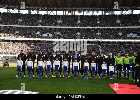Tokyo, Giappone. 1a gen, 2020. Visual Kobe i giocatori e i bambini stand come hanno ascoltato il giapponese inno nazionale prima di una partita di calcio tra contro Kashima palchi. Vissel Kobe football team anteprime in Giappone National Stadium, diventando la prima mai Vissel Kobe il team a vincere un imperatore della tazza di AFC campionato. Il gioco si è svolta presso lo stadio che servirà come il luogo principale della Tokyo Olimpiadi 2020 nella città di Shinjuku, Tokyo, Giappone. Foto scattata onã€€mercoledì 1 gennaio, 2020. Foto di: Ramiro Agustin Vargas Tabares Credito: Ramiro Agustin Vargas Tabares/ZUMA filo/Alamy Live News Foto Stock