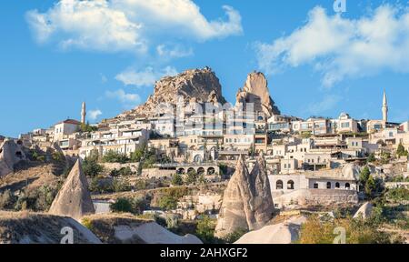 Castello di Uchisar, città in Cappadocia, Turchia vicino a Goreme. Uno dei migliori punti panoramici della valle. Formazione di case nella grotta Foto Stock