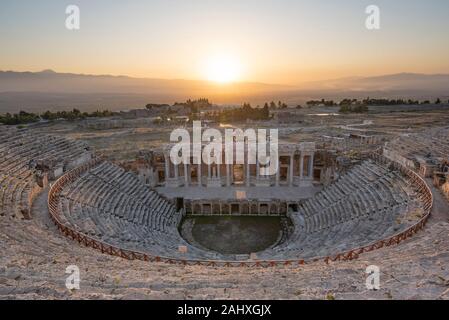 Splendida vista al tramonto dell'antico teatro della città romana di Hierapolis a Pamukkale, Turchia. Il sito è patrimonio dell'umanità dell'UNESCO Foto Stock