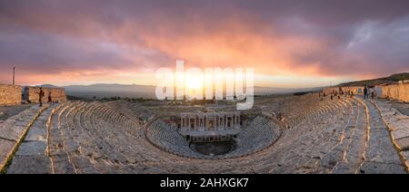 Splendida vista al tramonto dell'antico teatro della città romana di Hierapolis a Pamukkale, Turchia. Il sito è patrimonio dell'umanità dell'UNESCO Foto Stock