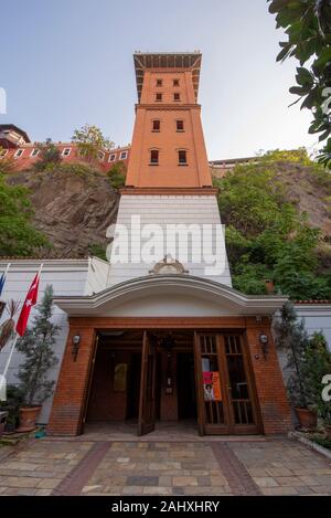 Smirne, Turchia. L'ASCENSORE (turco: İzmir Tarihi Asansor Binası). L'ascensore è stato costruito da Nesim Levi. Edificio storico. Foto Stock
