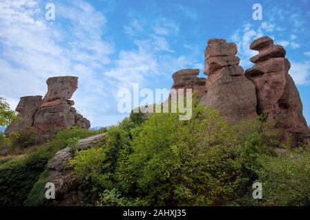 Rocce di Belogradchik, Bulgaria - bellissimo paesaggio con bizzarre formazioni rocciose. Scale di pietra che conducono alle incredibili formazioni rocciose Foto Stock