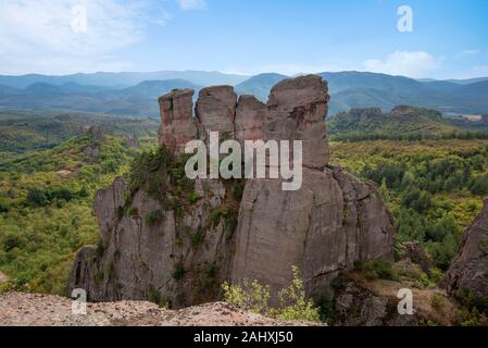 Rocce di Belogradchik, Bulgaria - bellissimo paesaggio con bizzarre formazioni rocciose. Scale di pietra che conducono alle incredibili formazioni rocciose Foto Stock