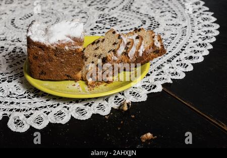 Fette di torta con uvetta sulla tabella di scuro. Foto Stock