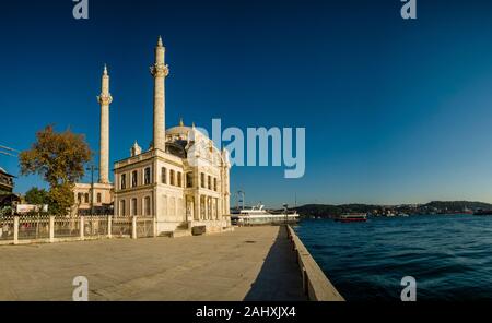 La moschea di Ortaköy, Ortaköy Camii, situato sul Bosforo, il confine continentale tra Europa e Asia Foto Stock