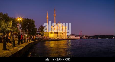Le persone sono la raccolta presso la moschea di Ortaköy, Ortaköy Camii, situato sul Bosforo, il confine continentale tra Europa e Asia, illuminata di notte Foto Stock