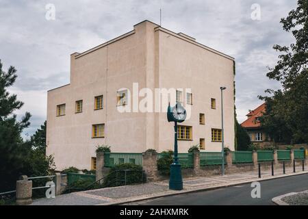 Praga, Repubblica Ceca - 17 agosto 2019: Esterno della Villa Mueller funzionalista casa residenziale costruito da Adolf Loos e Karel Lhota nel 1928-1930 Foto Stock