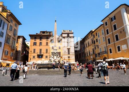 Fontana del Pantheon in piazza della Rotonda costruita da Giacomo Della Porta - Roma, Italia Foto Stock