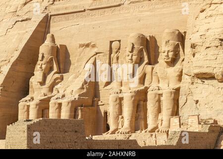 Grandi statue (22 metri di altezza) di Ramses II da giovani (sinistra) fino al vecchio (a destra) ad Abu Simbel Foto Stock