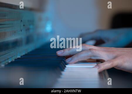 Macro shot della giovane ragazza suonare il pianoforte. Ragazze mano su tasti di pianoforte Foto Stock