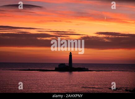 Un cielo colorato prima del sorgere del sole a St Mary's Faro a Whitley Bay sulla costa nord est di oggi. Foto Stock