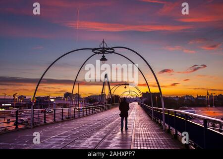 Southport; Merseyside; UK Meteo, 2 gennaio 2020. Viola cielo sopra il centro della città all'alba. Un cielo nuvoloso con molti strati significa meteo arriva da molte direzioni diverse. Nuvole Altocumulus associato a condizioni atmosferiche variabili. Credito: MediaWorldImages/Alamy Live News Foto Stock