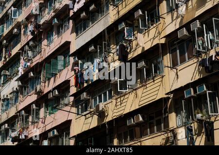 Facciata di edificio a Hong Kong, il mercato immobiliare residenziale Foto Stock