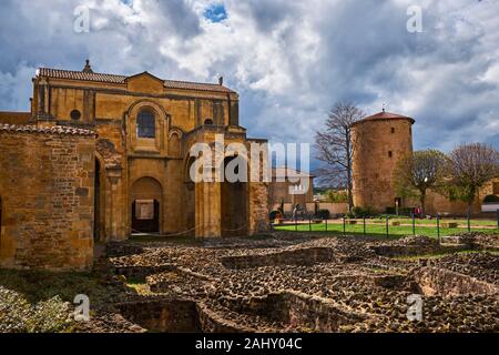 Francia, Borgogna, Loire, Charlieu, Chiostro abbazia Saint-Fortuné Foto Stock