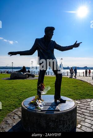 Statua bronzea della pop star Billy Fury (2003), dello scultore Tom Murphy, al Royal Albert Dock di Liverpool, Regno Unito. Foto Stock