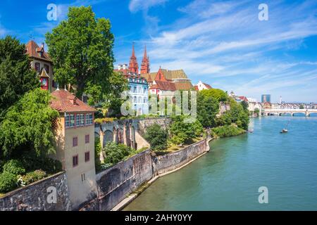 Città vecchia di Basilea con pietra rossa Munster cattedrale e al fiume Reno, Svizzera. Foto Stock