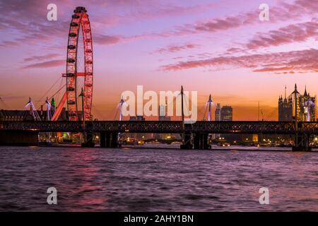 Paesaggio dello skyline di Londra, London Eye, crepuscolo, crepuscolo, blu ora con il Southbank e il fiume Tamigi destinazione di viaggio, Londra Inghilterra REGNO UNITO Foto Stock