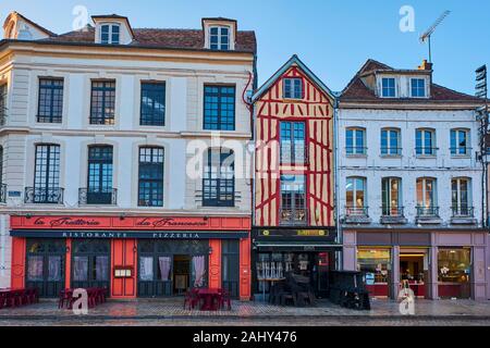 Francia, Borgogna, Yonne, Sens, Piazza de la Republique Foto Stock