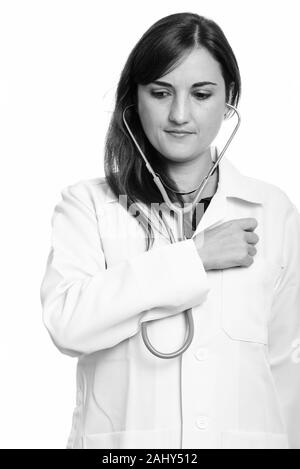 Close up di bella donna medico utilizzando uno stetoscopio su se stessa Foto Stock