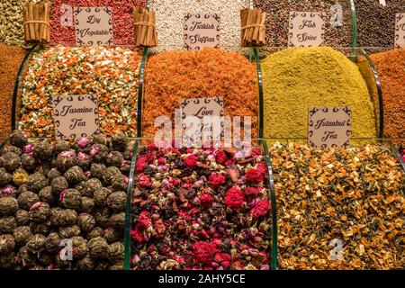 Grande varietà di tè e spezie sono offerti per la vendita all'interno del Bazar delle Spezie, Mısır Çarşısı, noto anche come il Bazaar Egiziano Foto Stock