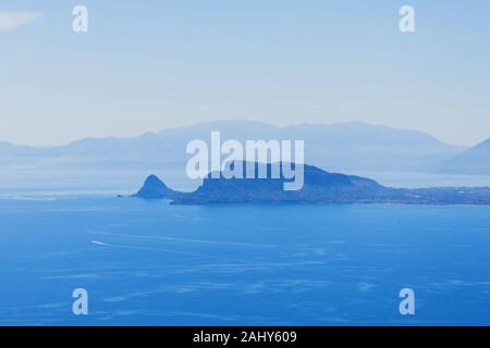 Vista aerea dell'orizzonte con le isole e scogli nel mare blu Foto Stock